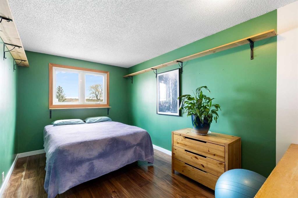 84 Abingdon Crescent Ne, Calgary, AB - Indoor Photo Showing Bedroom