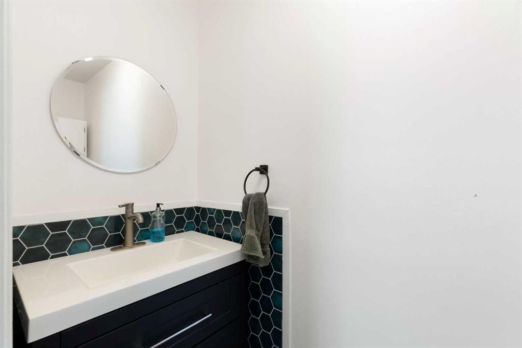 84 Abingdon Crescent Ne, Calgary, AB - Indoor Photo Showing Bathroom