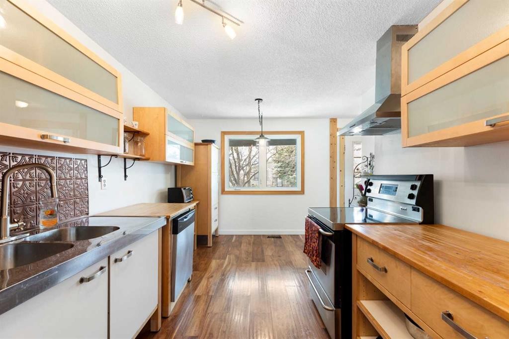 84 Abingdon Crescent Ne, Calgary, AB - Indoor Photo Showing Kitchen With Double Sink