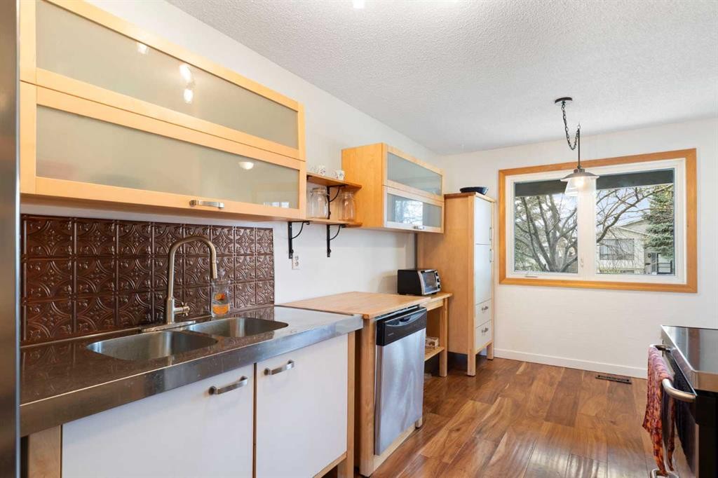 84 Abingdon Crescent Ne, Calgary, AB - Indoor Photo Showing Kitchen With Double Sink