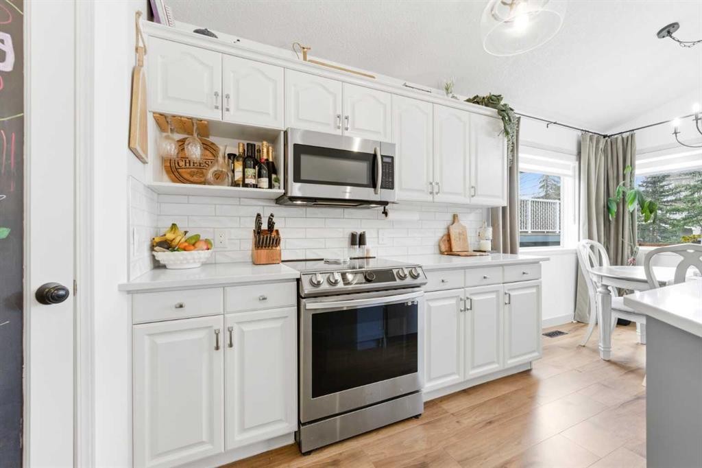 212 Cove Drive, Chestermere, AB - Indoor Photo Showing Kitchen
