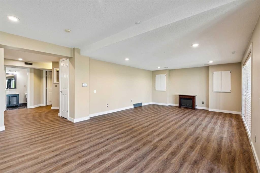 98 Sierra Nevada Green Sw, Calgary, AB - Indoor With Fireplace