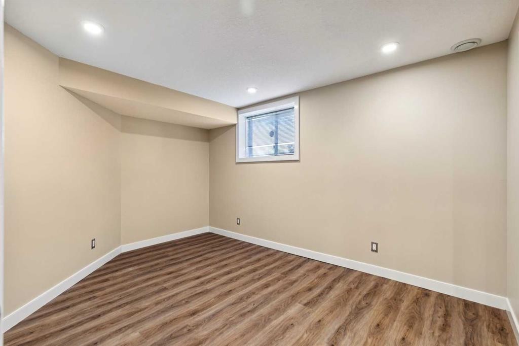 98 Sierra Nevada Green Sw, Calgary, AB - Indoor Photo Showing Other Room