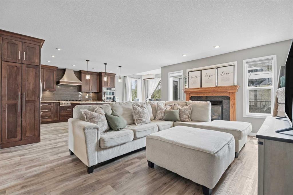31 Brightondale Close Se, Calgary, AB - Indoor Photo Showing Dining Room
