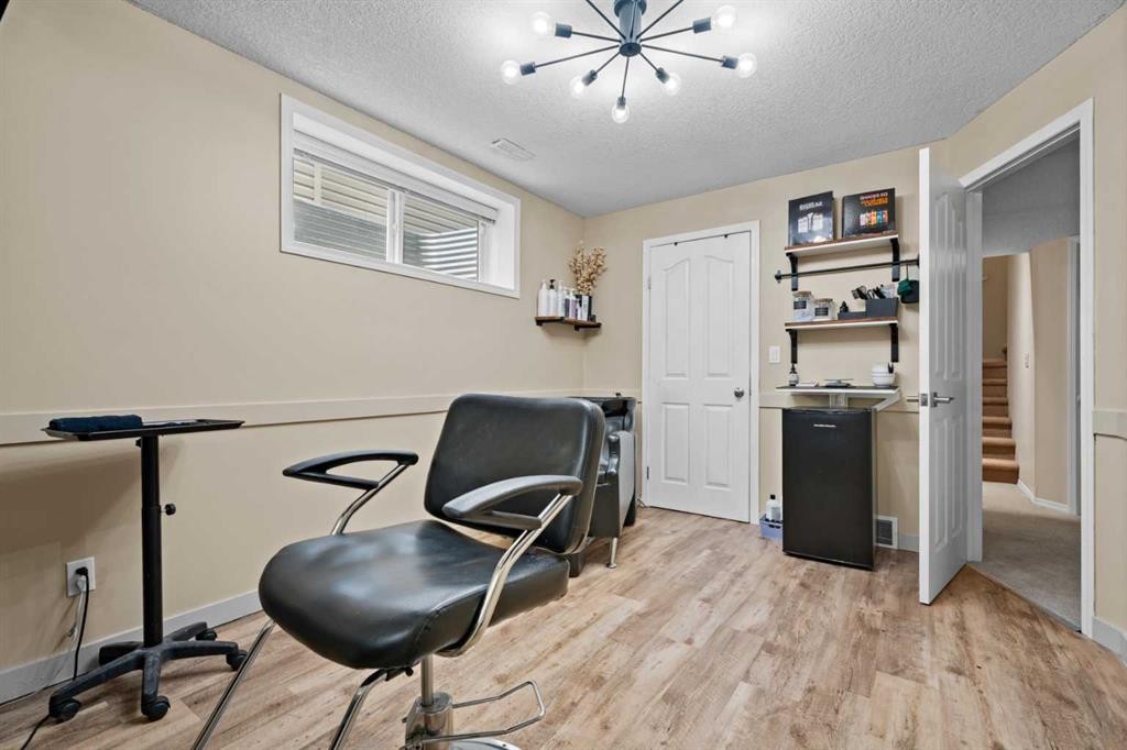 31 Brightondale Close Se, Calgary, AB - Indoor Photo Showing Living Room