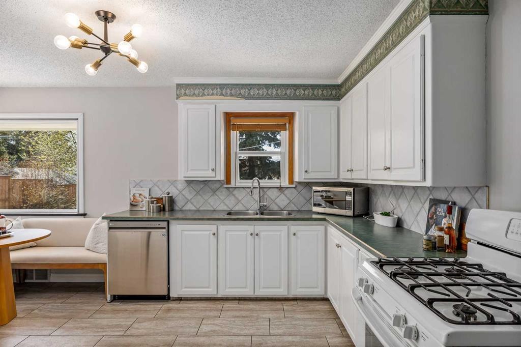 3003 25 Street Sw, Calgary, AB - Indoor Photo Showing Kitchen