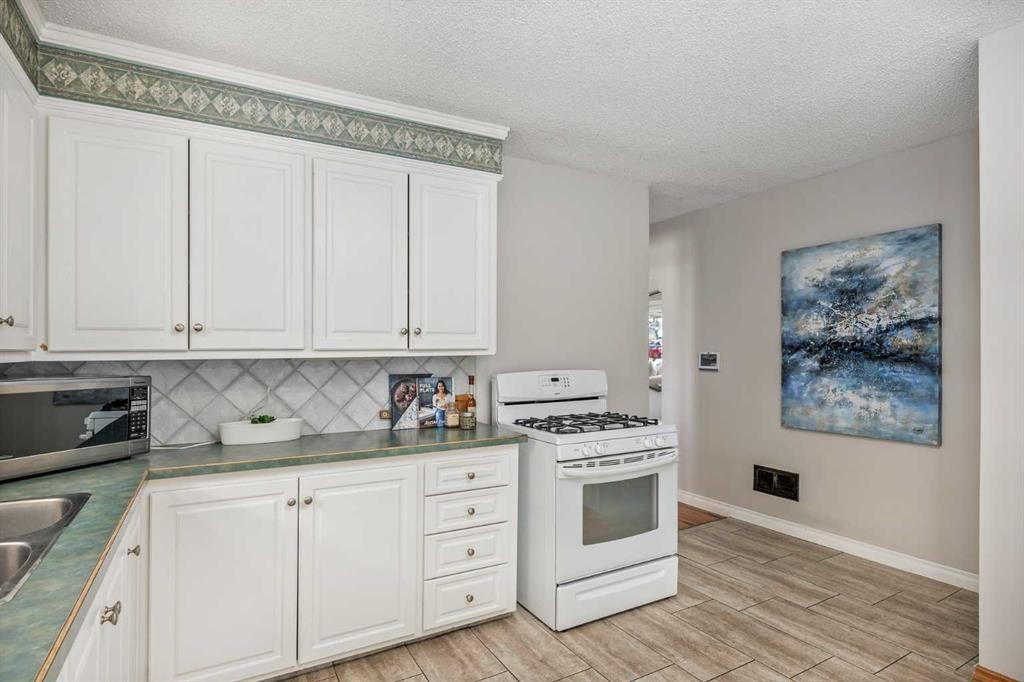 3003 25 Street Sw, Calgary, AB - Indoor Photo Showing Kitchen
