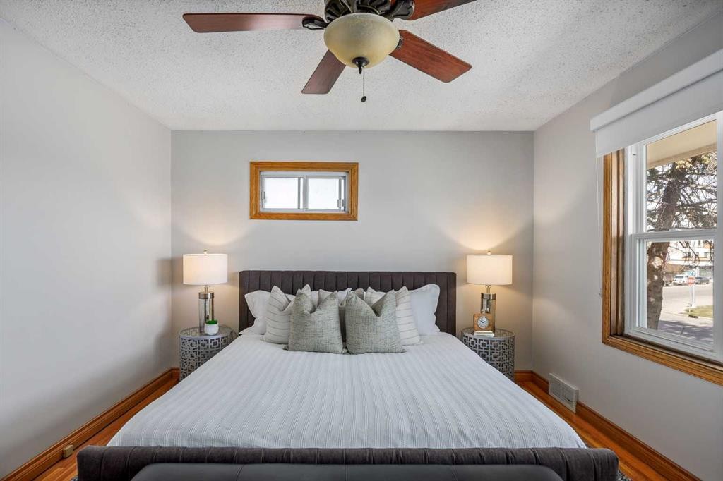 3003 25 Street Sw, Calgary, AB - Indoor Photo Showing Bedroom