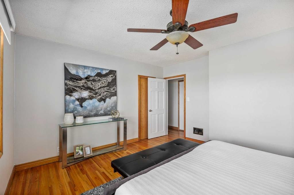 3003 25 Street Sw, Calgary, AB - Indoor Photo Showing Bedroom