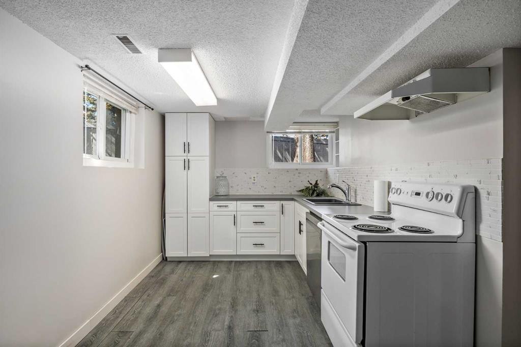 3003 25 Street Sw, Calgary, AB - Indoor Photo Showing Kitchen