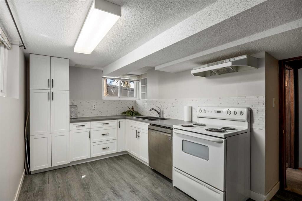 3003 25 Street Sw, Calgary, AB - Indoor Photo Showing Kitchen With Double Sink