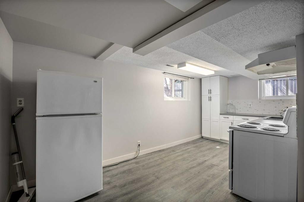 3003 25 Street Sw, Calgary, AB - Indoor Photo Showing Other Room