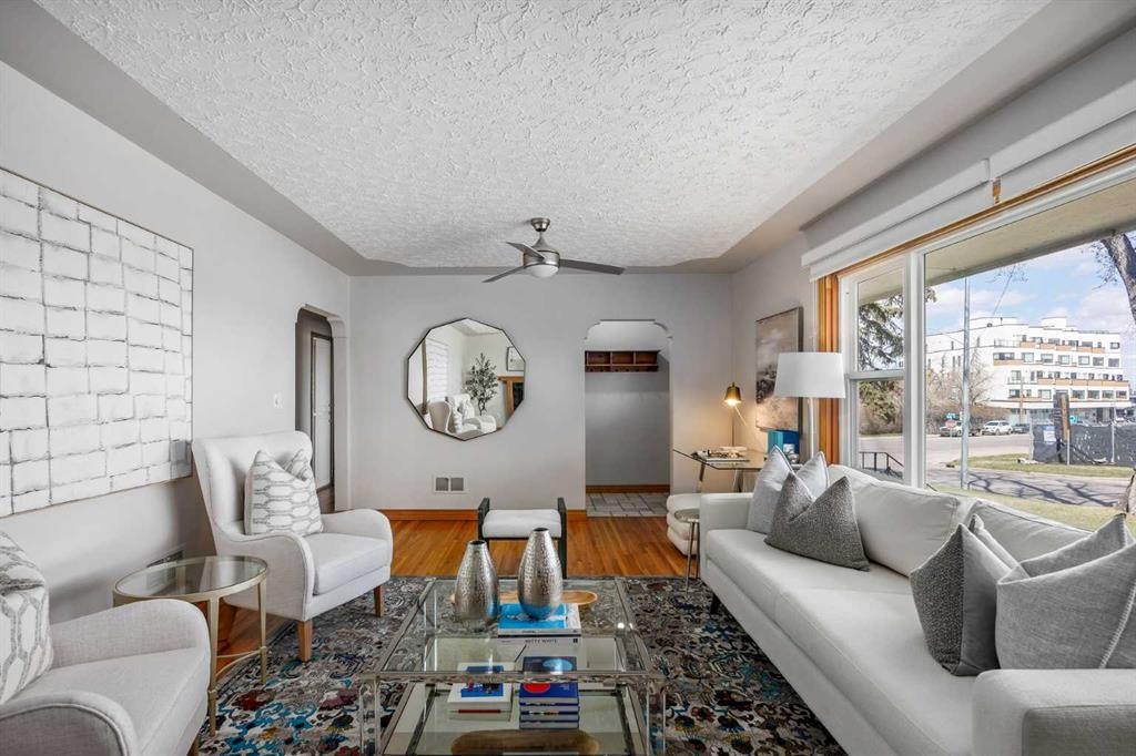 3003 25 Street Sw, Calgary, AB - Indoor Photo Showing Living Room