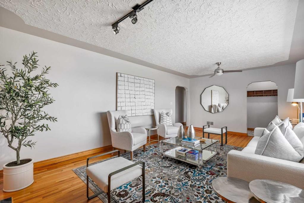 3003 25 Street Sw, Calgary, AB - Indoor Photo Showing Living Room