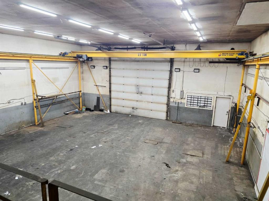 272128 Range Road 291 Ne, Airdrie, AB - Indoor Photo Showing Garage