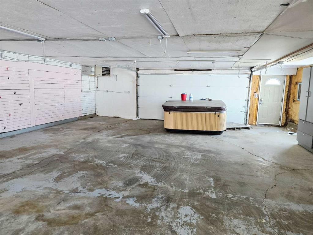 272128 Range Road 291 Ne, Airdrie, AB - Indoor Photo Showing Garage
