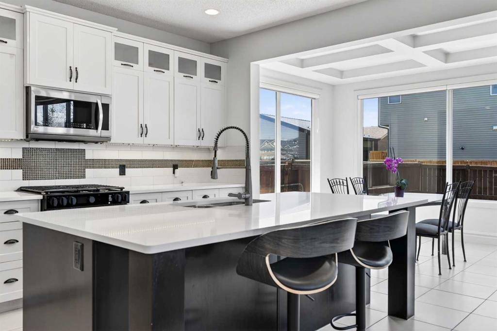421 Auburn Bay Boulevard Se, Calgary, AB - Indoor Photo Showing Kitchen With Upgraded Kitchen