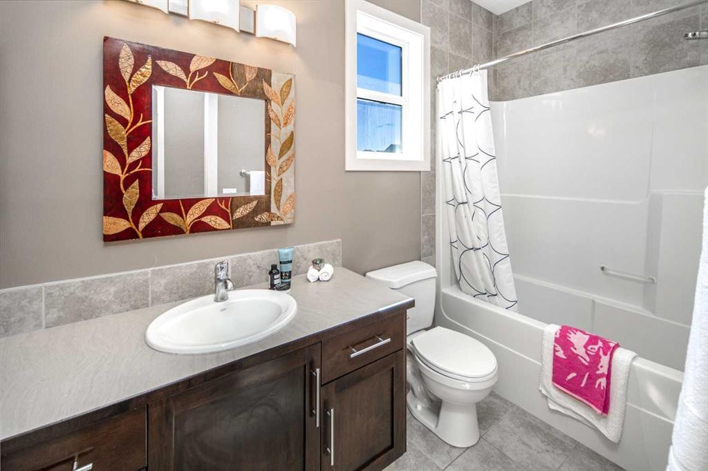 10 Aspenshire Place Sw, Calgary, AB - Indoor Photo Showing Bathroom
