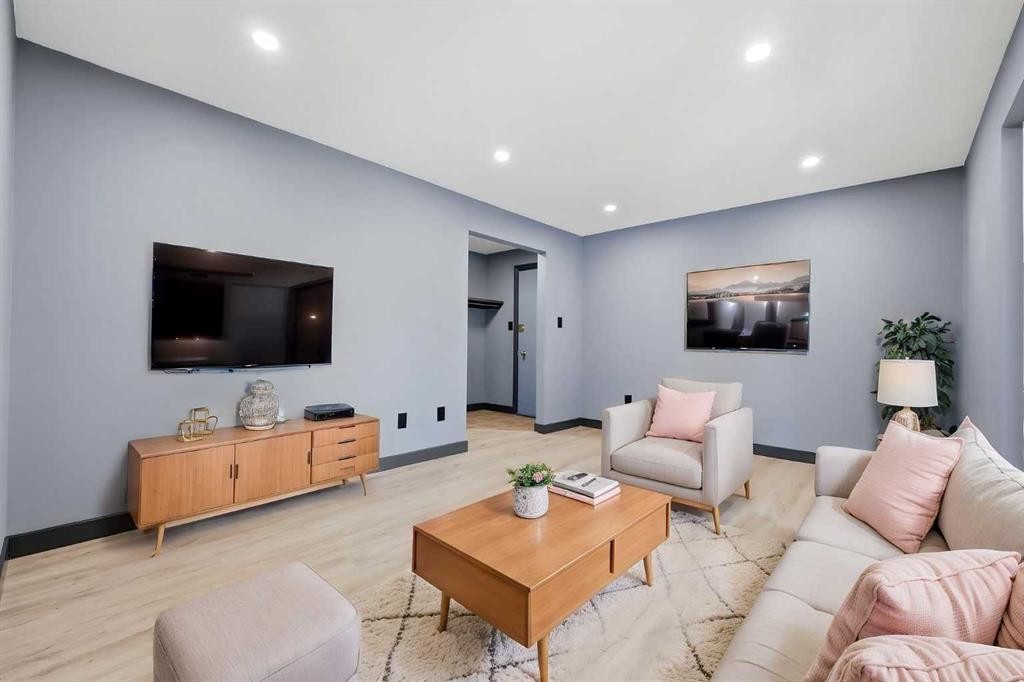 203-3103 Blakiston Drive Nw, Calgary, AB - Indoor Photo Showing Living Room
