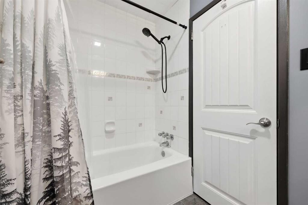 203-3103 Blakiston Drive Nw, Calgary, AB - Indoor Photo Showing Bathroom