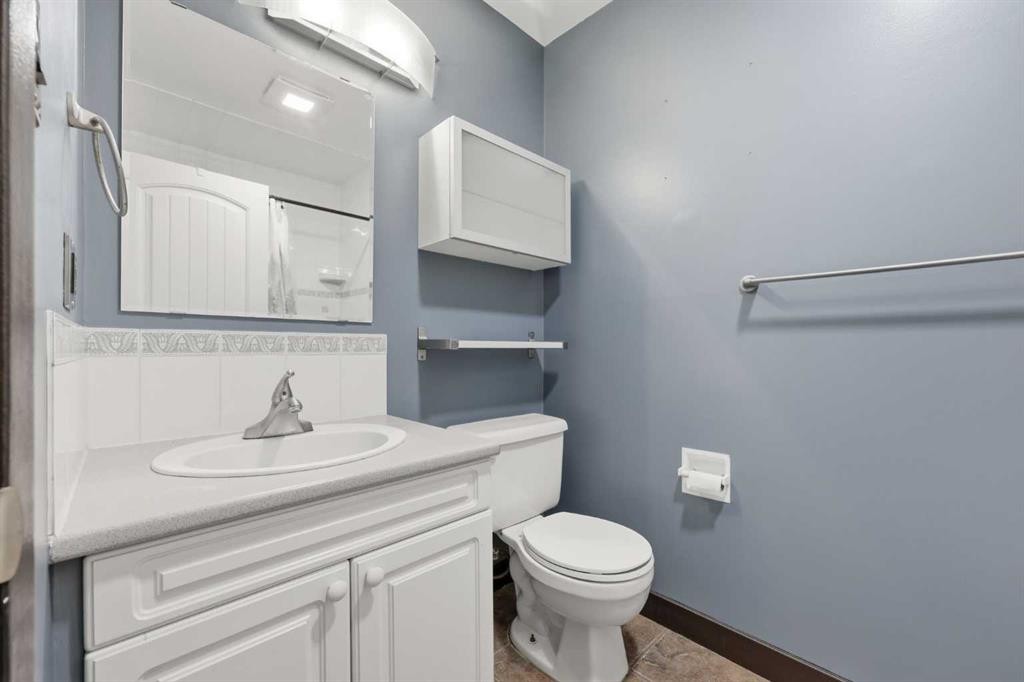 203-3103 Blakiston Drive Nw, Calgary, AB - Indoor Photo Showing Bathroom