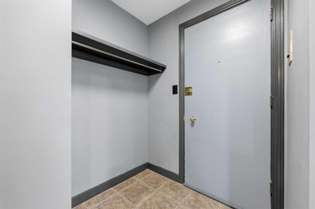203-3103 Blakiston Drive Nw, Calgary, AB - Indoor Photo Showing Other Room
