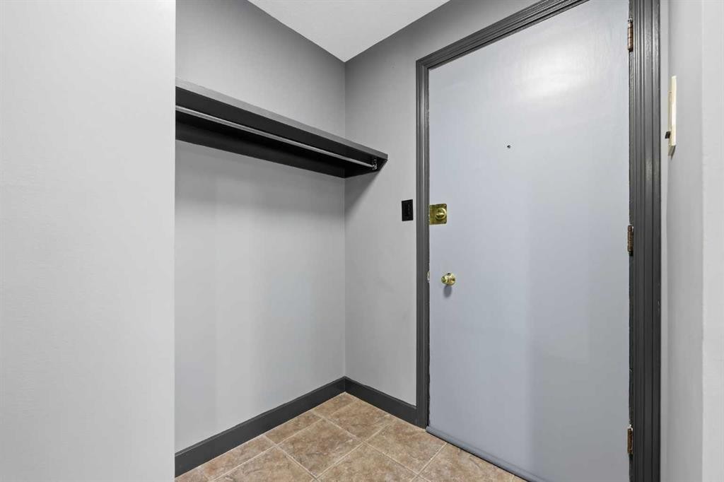 203-3103 Blakiston Drive Nw, Calgary, AB - Indoor Photo Showing Other Room