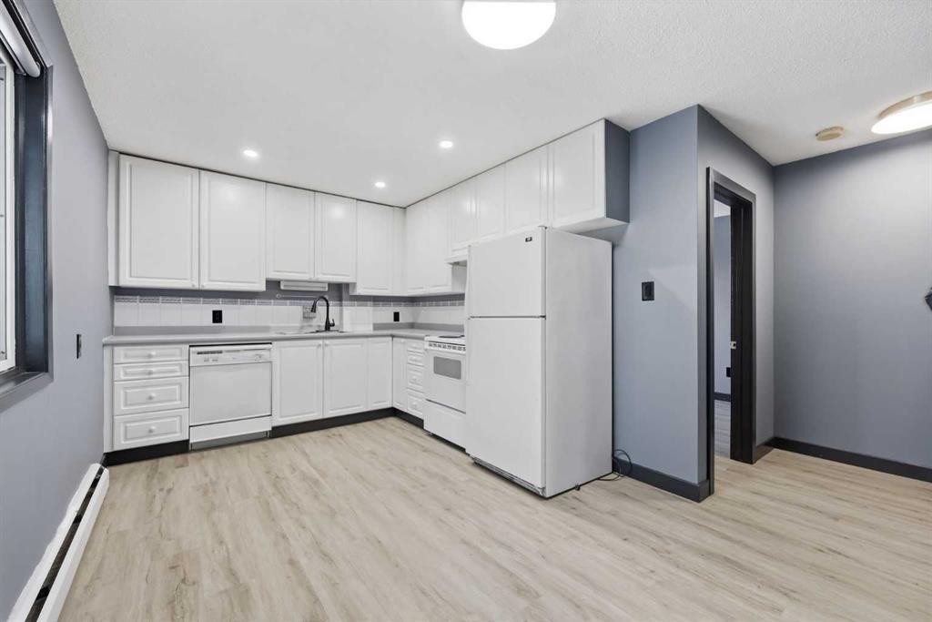 203-3103 Blakiston Drive Nw, Calgary, AB - Indoor Photo Showing Kitchen