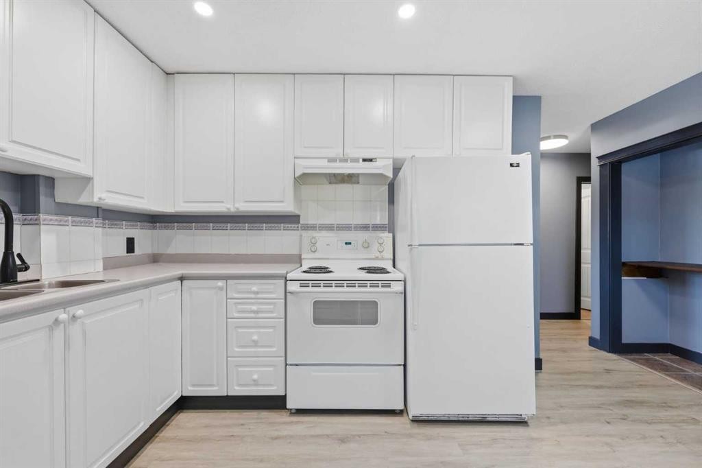 203-3103 Blakiston Drive Nw, Calgary, AB - Indoor Photo Showing Kitchen