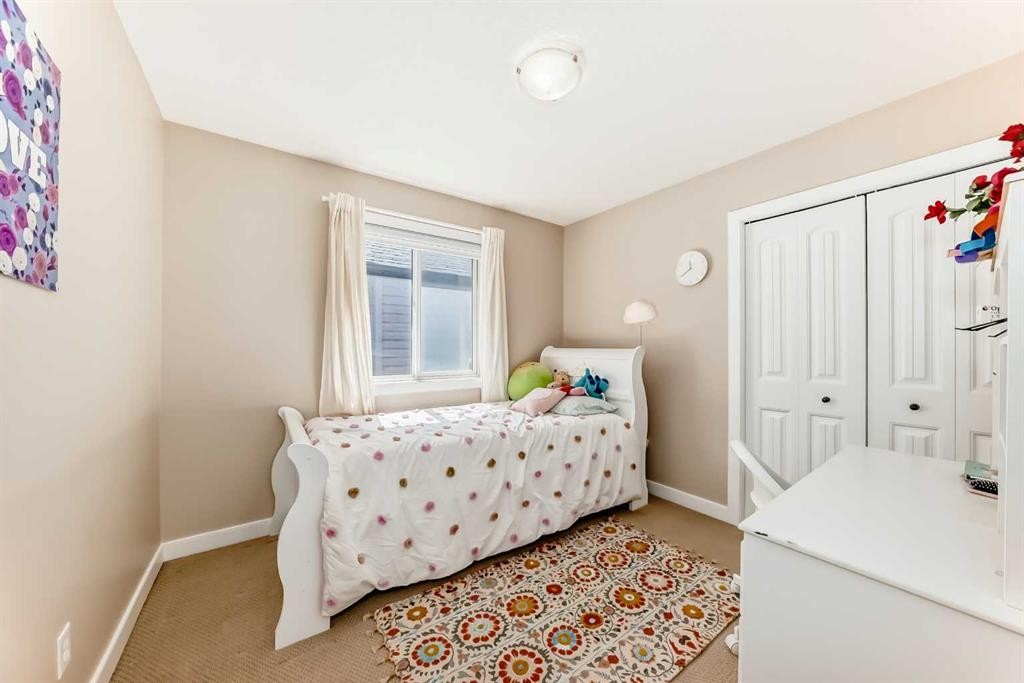 299 Saddlebrook Circle Ne, Calgary, AB - Indoor Photo Showing Bedroom