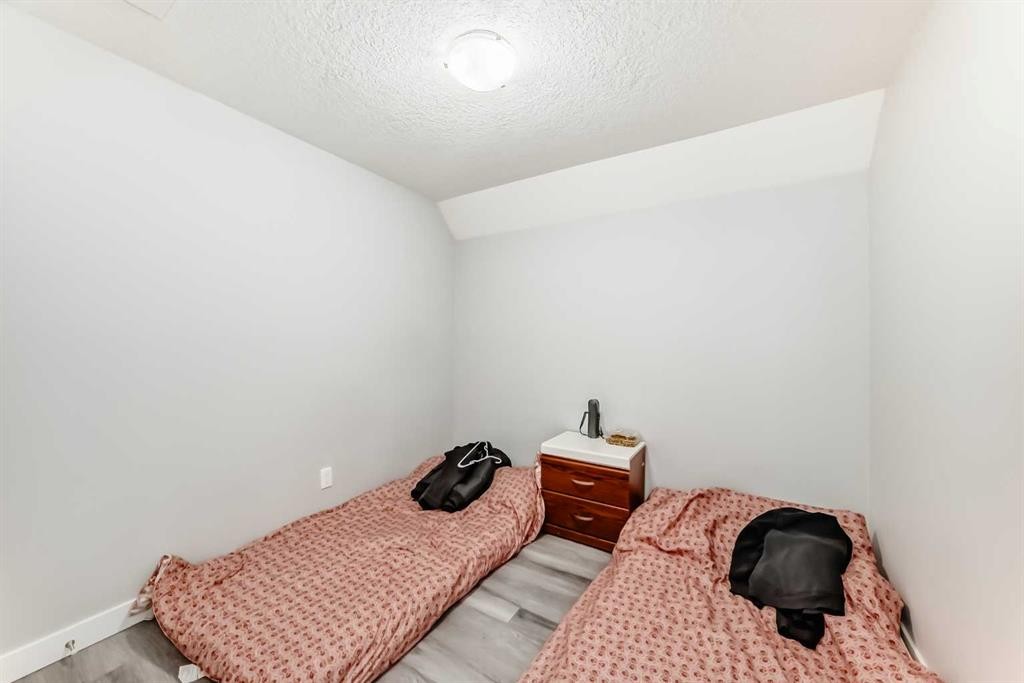 299 Saddlebrook Circle Ne, Calgary, AB - Indoor Photo Showing Bedroom