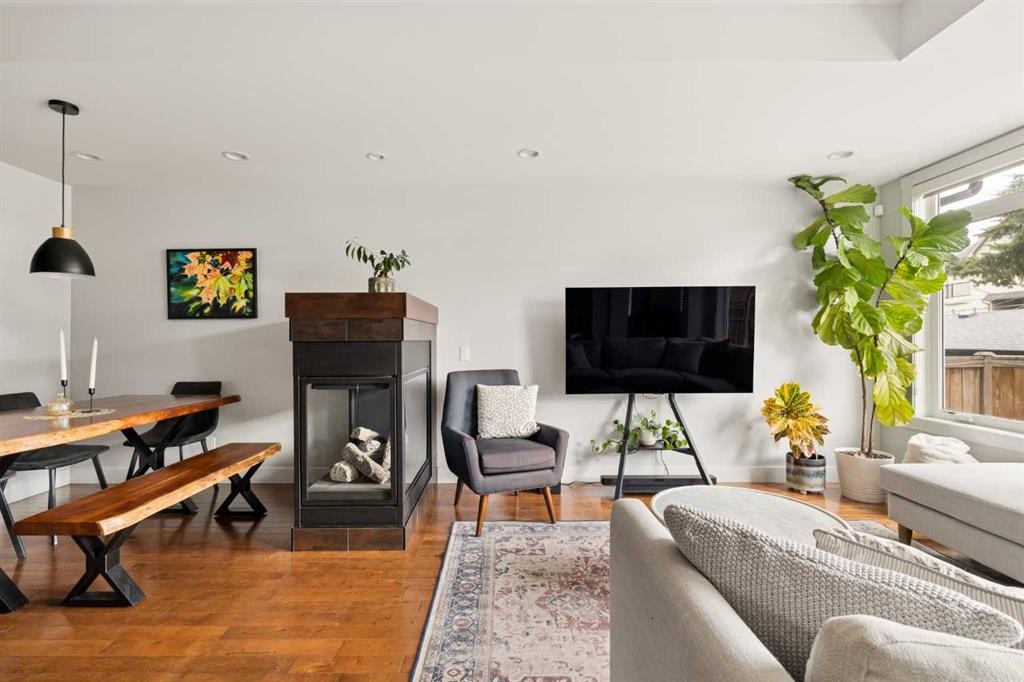 1825 33 Avenue Sw, Calgary, AB - Indoor Photo Showing Living Room