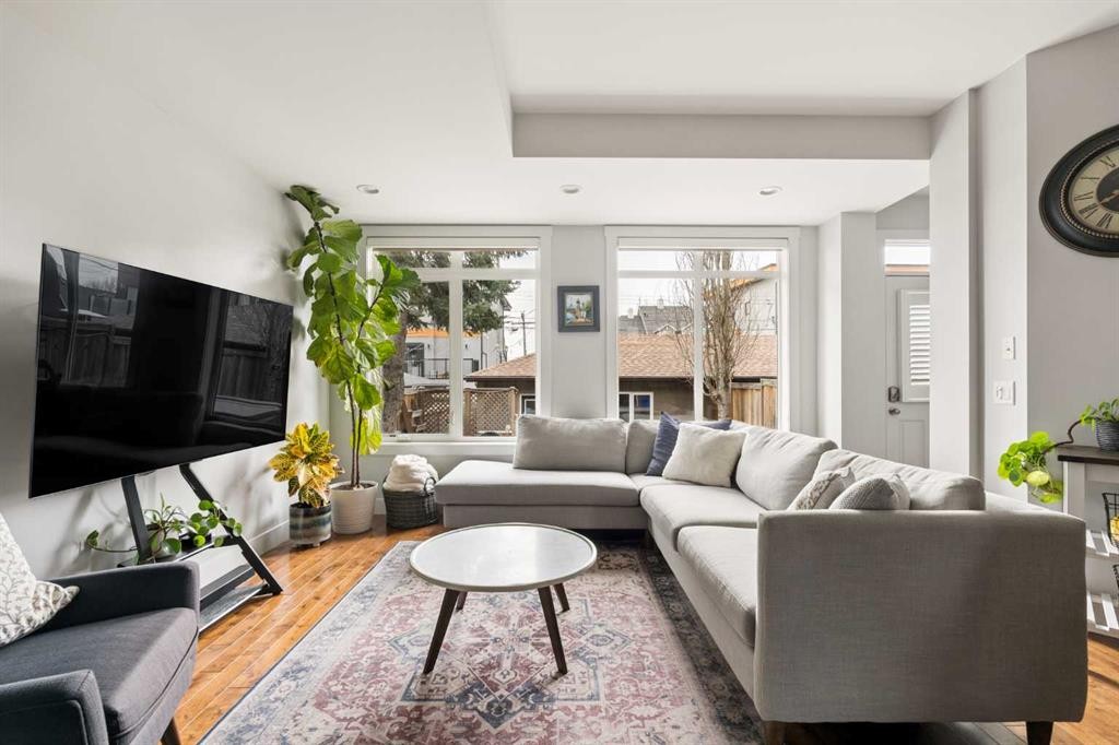 1825 33 Avenue Sw, Calgary, AB - Indoor Photo Showing Living Room