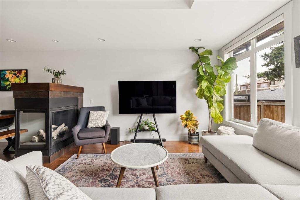 1825 33 Avenue Sw, Calgary, AB - Indoor Photo Showing Living Room