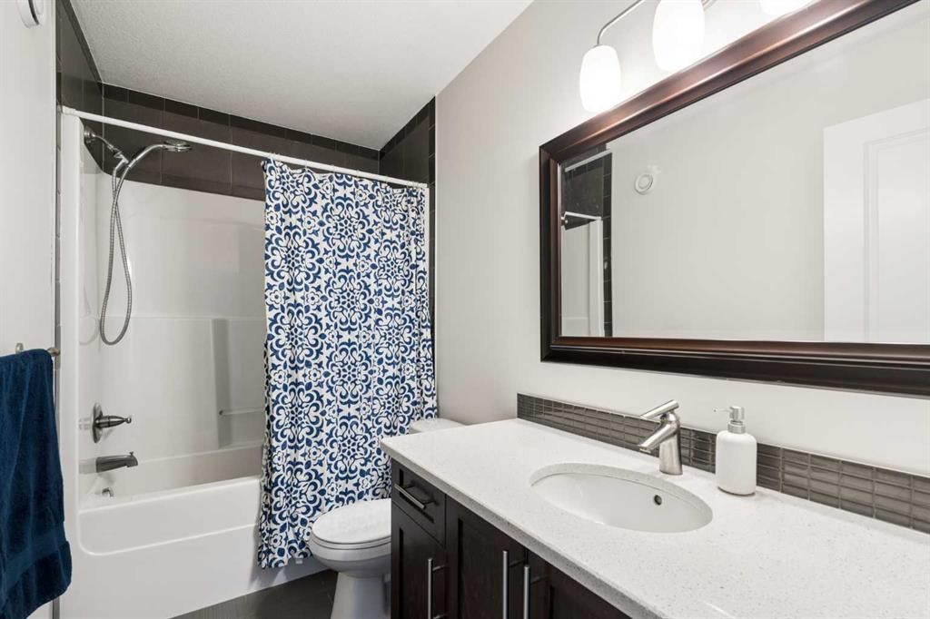 1825 33 Avenue Sw, Calgary, AB - Indoor Photo Showing Bathroom
