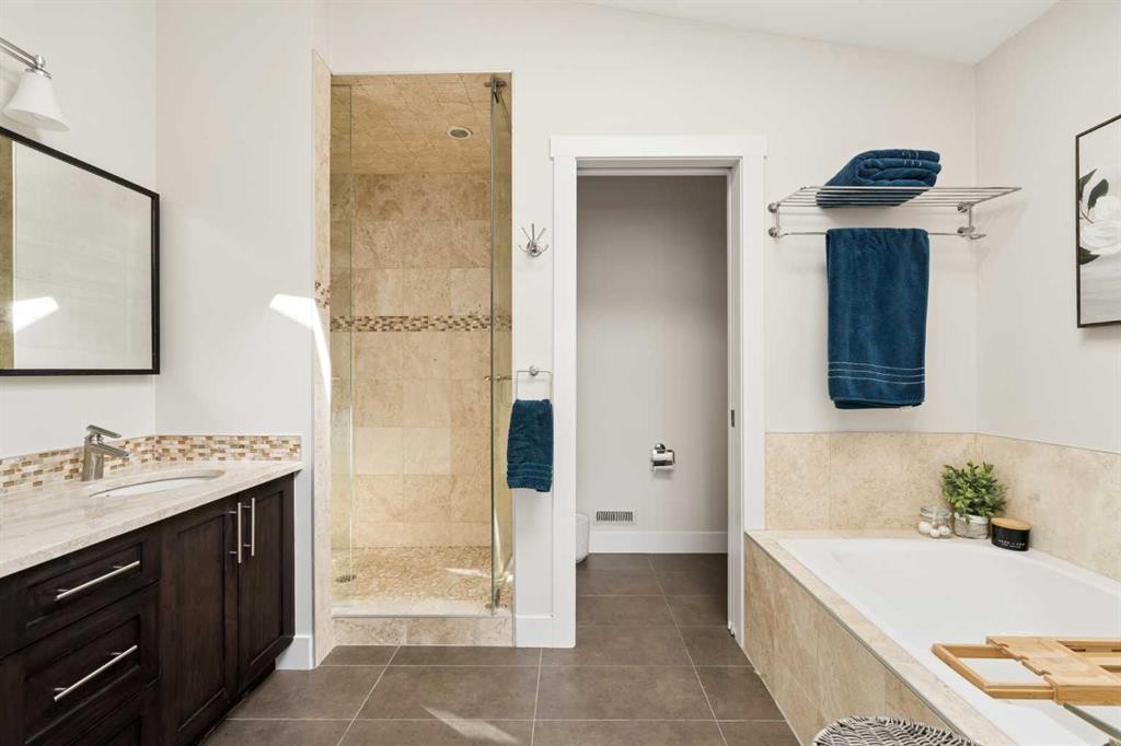 1825 33 Avenue Sw, Calgary, AB - Indoor Photo Showing Bathroom