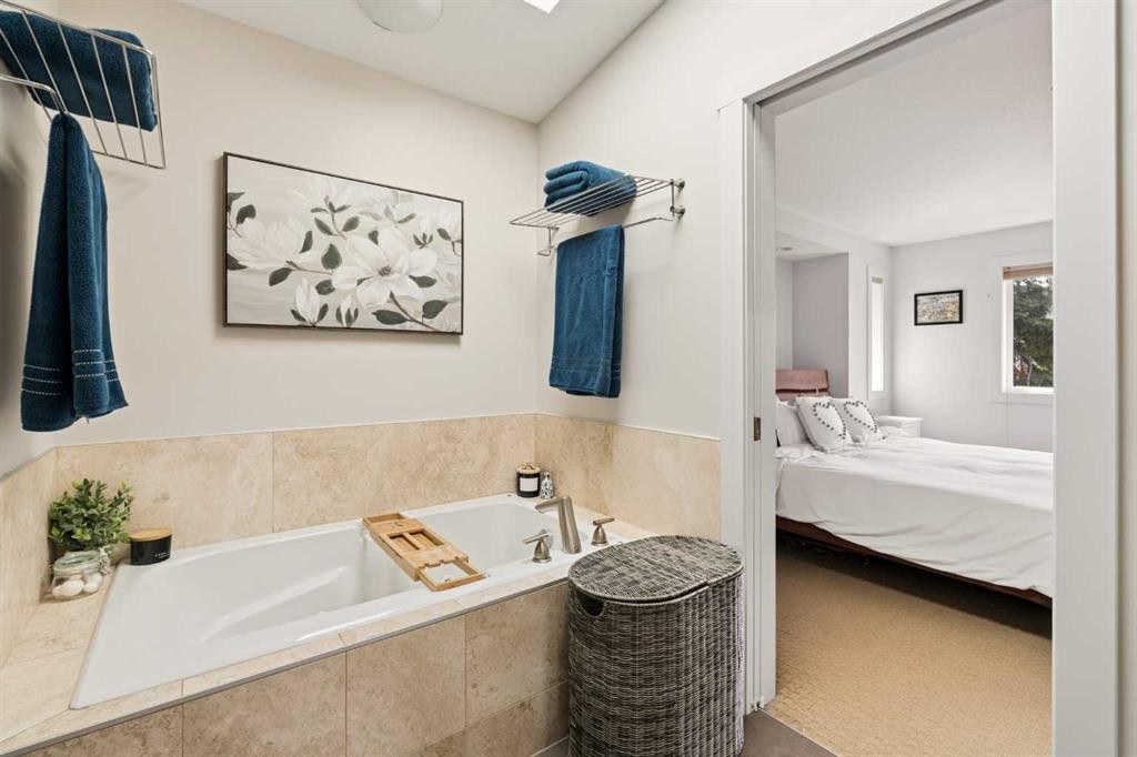 1825 33 Avenue Sw, Calgary, AB - Indoor Photo Showing Bathroom
