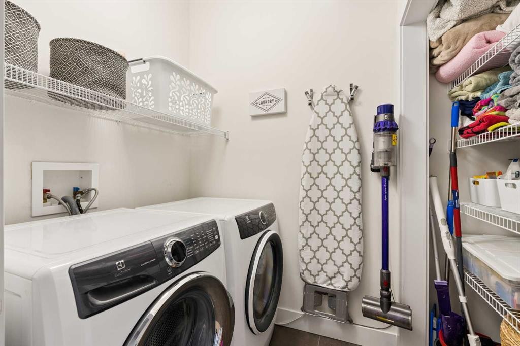 1825 33 Avenue Sw, Calgary, AB - Indoor Photo Showing Laundry Room