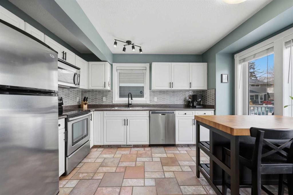 450 Regal Park Ne, Calgary, AB - Indoor Photo Showing Kitchen With Stainless Steel Kitchen