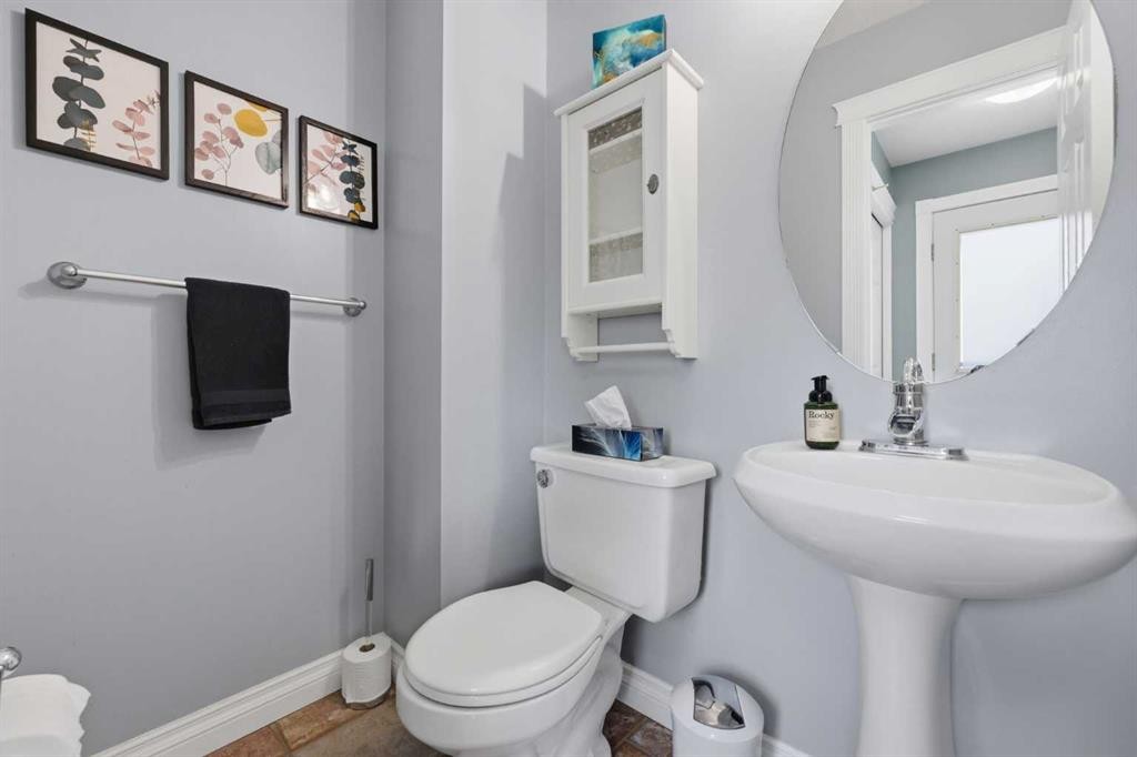 450 Regal Park Ne, Calgary, AB - Indoor Photo Showing Bathroom