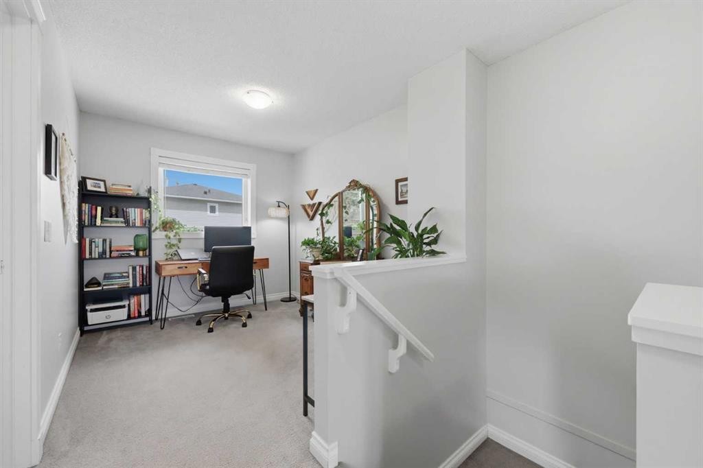 450 Regal Park Ne, Calgary, AB - Indoor