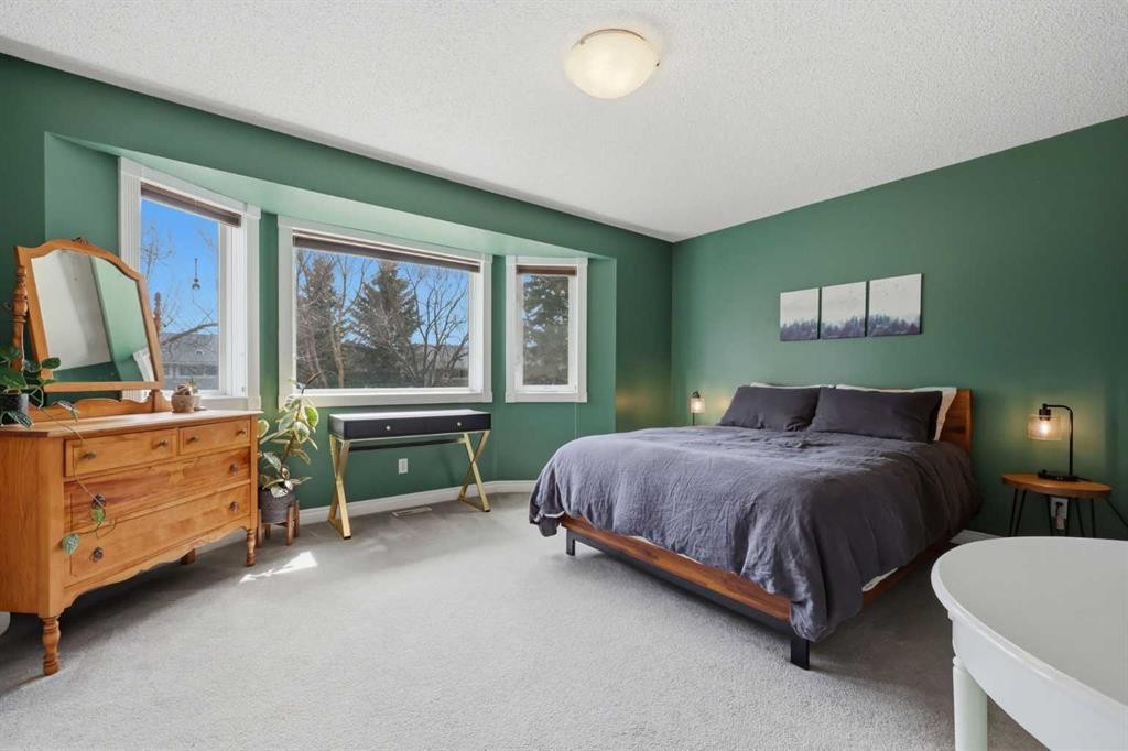 450 Regal Park Ne, Calgary, AB - Indoor Photo Showing Bedroom