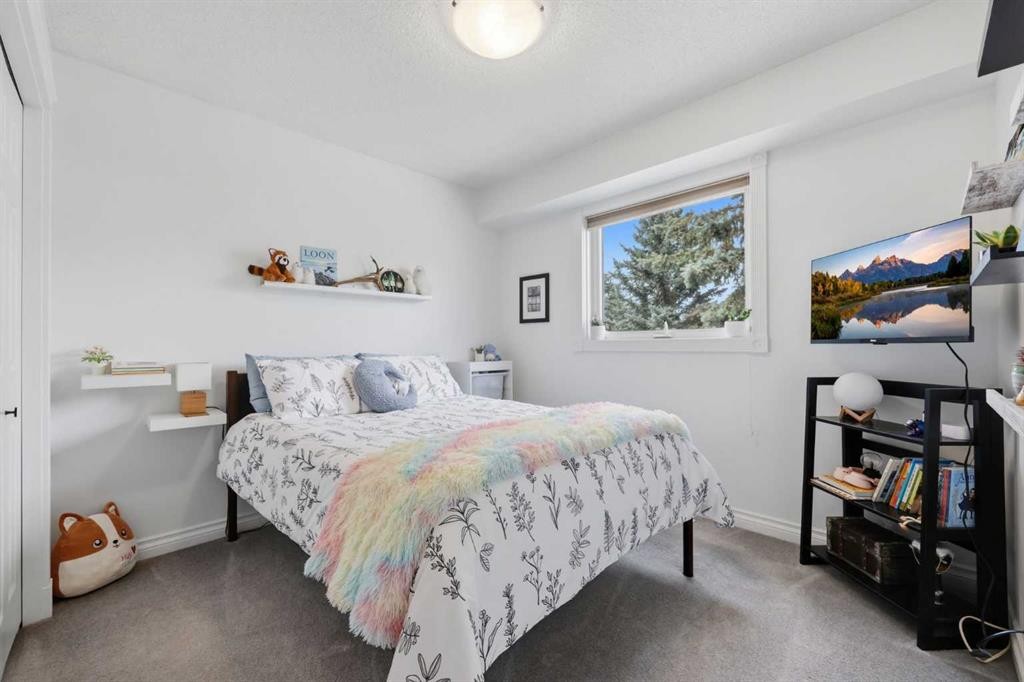 450 Regal Park Ne, Calgary, AB - Indoor Photo Showing Bedroom