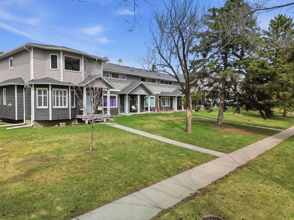450 Regal Park Ne, Calgary, AB - Outdoor With Facade