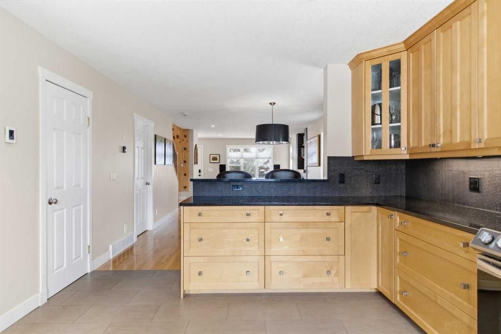 131 25 Avenue Ne, Calgary, AB - Indoor Photo Showing Kitchen