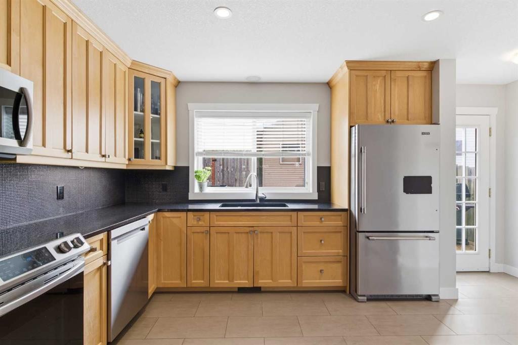 131 25 Avenue Ne, Calgary, AB - Indoor Photo Showing Kitchen