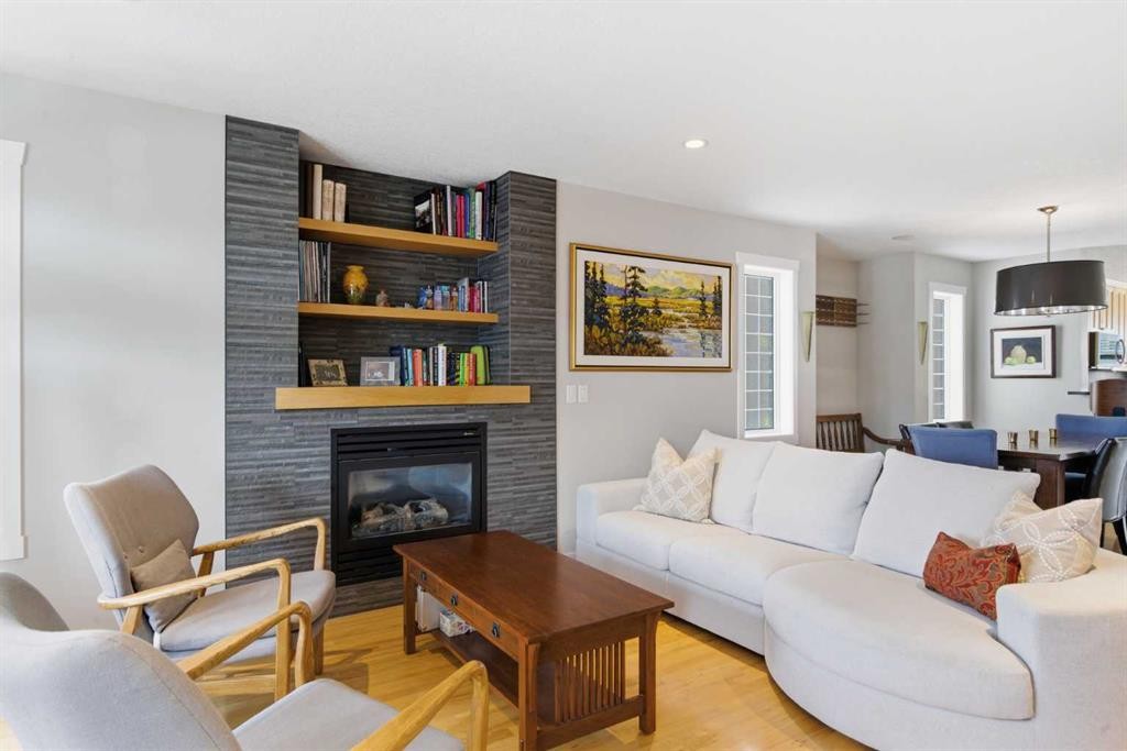 131 25 Avenue Ne, Calgary, AB - Indoor Photo Showing Living Room With Fireplace