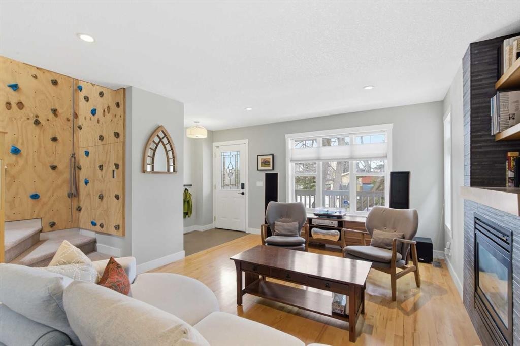 131 25 Avenue Ne, Calgary, AB - Indoor Photo Showing Living Room With Fireplace