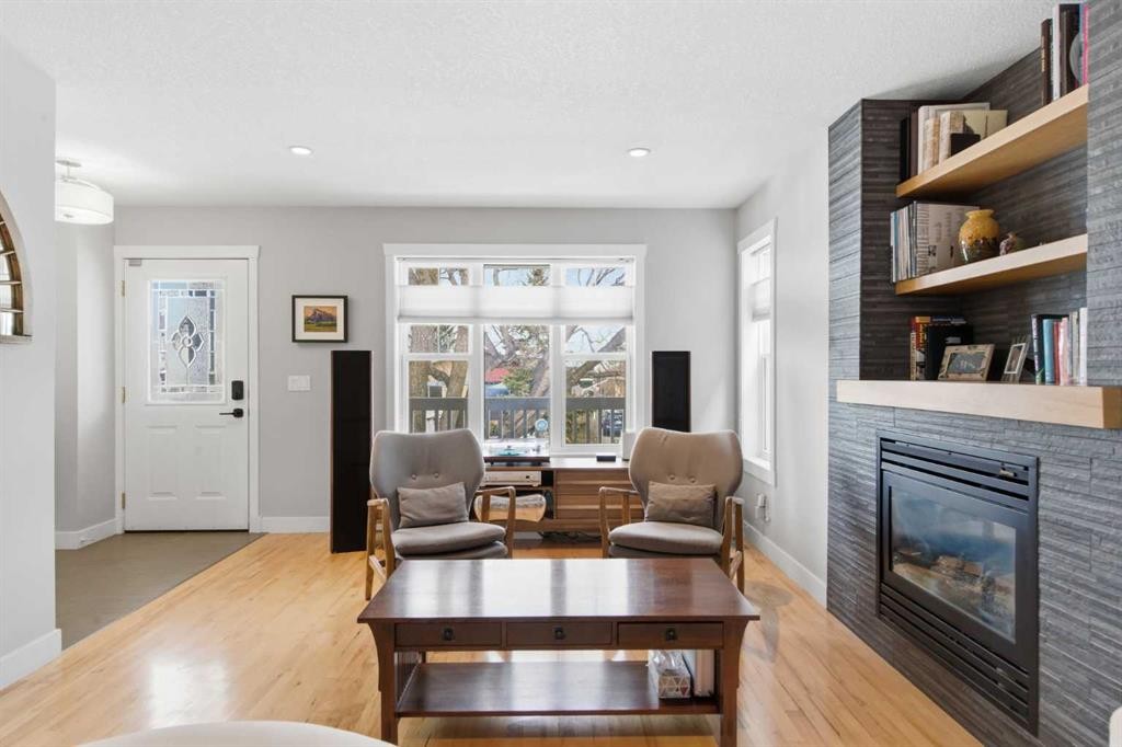 131 25 Avenue Ne, Calgary, AB - Indoor Photo Showing Living Room With Fireplace