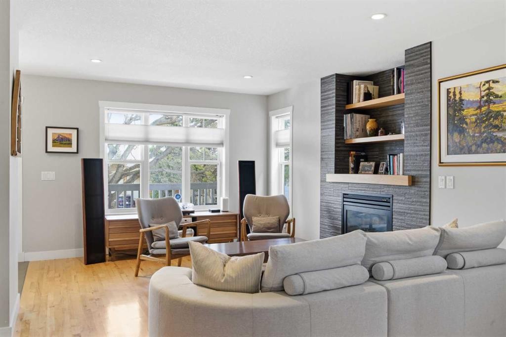 131 25 Avenue Ne, Calgary, AB - Indoor Photo Showing Living Room With Fireplace
